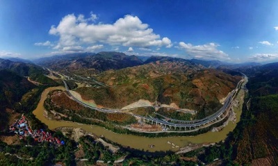 元蔓高速(红河段)全线通车，30多台幸运彩桥检车保驾护航！